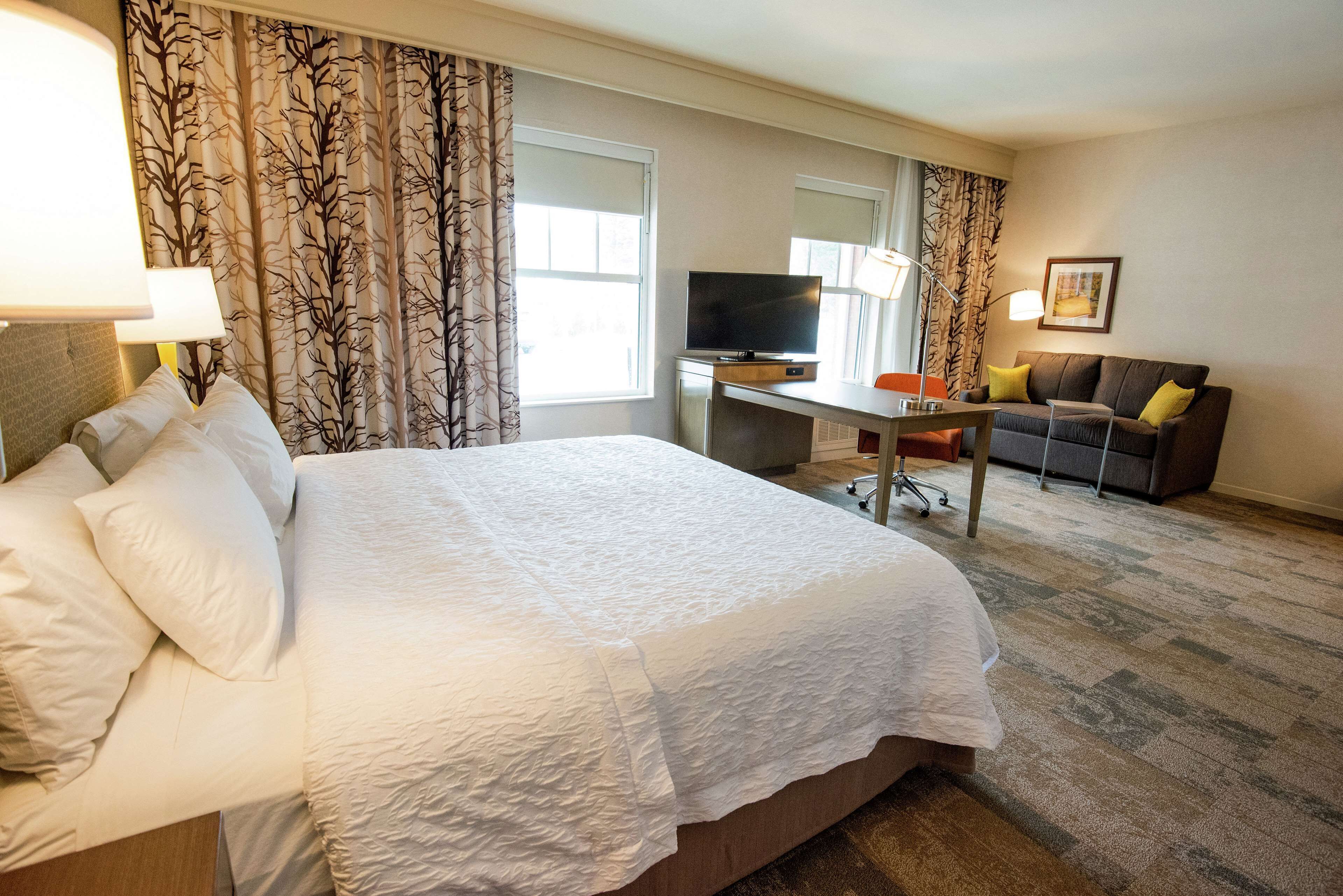 studio, 1 king bed, accessible, bathtub (mobility & hearing) | premium bedding, in-room safe, desk, blackout curtains