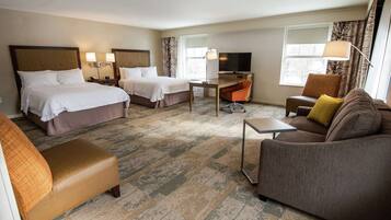 أغطية فراش متميزة وخزنة داخل الغرفة ومكتب وستائر تعتيم