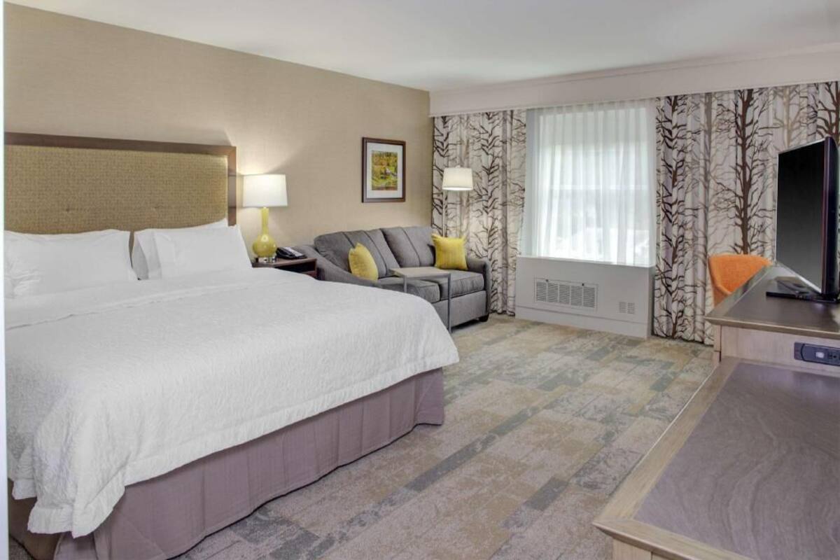 Premium bedding, in-room safe, desk, blackout drapes