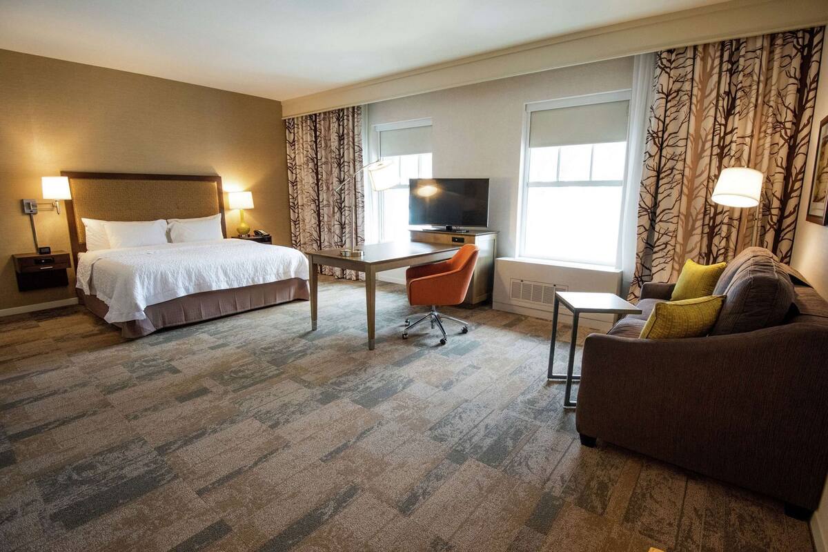Premium bedding, in-room safe, desk, blackout drapes