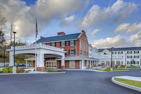 Exterior. Hampton Inn and Suites Manchester