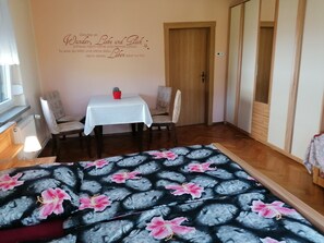2 bedrooms, iron/ironing board, WiFi