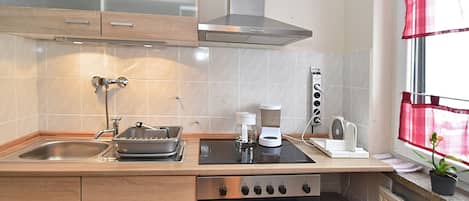 Réfrigérateur, four à micro-ondes, un four, surface de cuisson