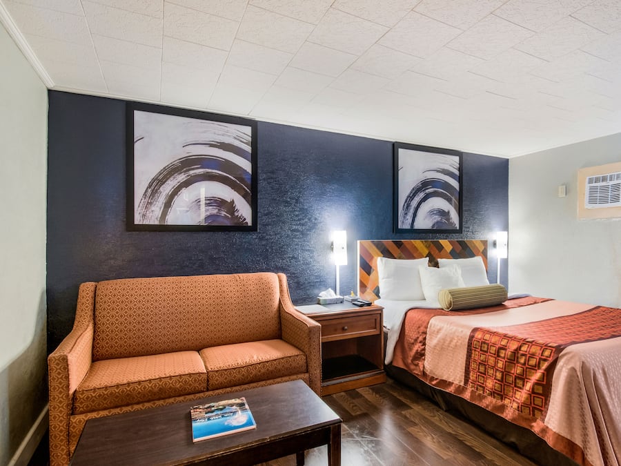 Standard Room, 1 Queen Bed | Blackout drapes, free WiFi, bed sheets