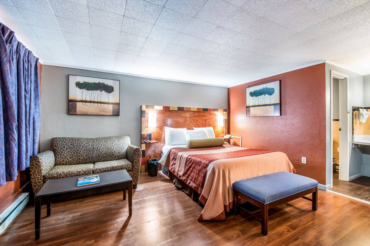 Comfort Room, 1 Queen Bed | Blackout drapes, WiFi (free), bed sheets