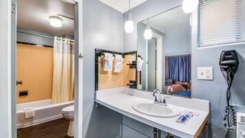 Chambre Confort, 1 grand lit | Salle de bain | Articles de toilette (gratuits), serviettes fournies, savon, shampooing