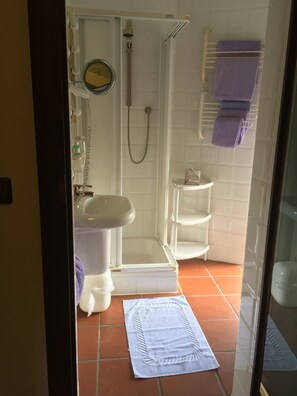 Deluxe Double Room, 1 Bedroom | Bathroom | Shower, free toiletries, hair dryer, towels