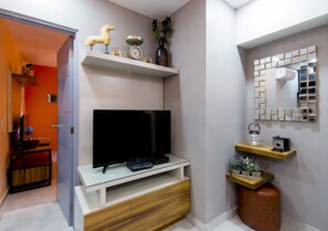 Basic Apartment, 1 Queen Bed with Sofa bed | Living area | 40-inch flat-screen TV with cable channels, TV - Once21 Apartments (Guadalajara)