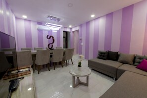 Departamento básico, 2 habitaciones | Sala de estar | Televisión de pantalla plana de 40 pulgadas con canales por cable 