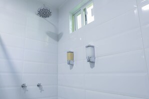 Departamento básico, varias camas | Regadera en el baño