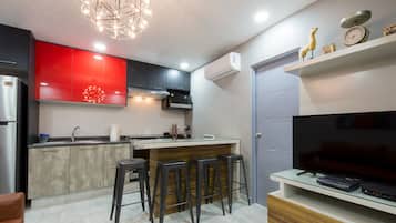 Departamento básico, 1 cama Queen size y sofá cama | Servicio a la habitación