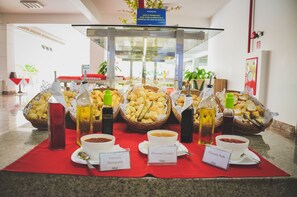 Lunch and dinner served  - Apartment ABD Turismo - Lacqua DiRoma (Caldas Novas)