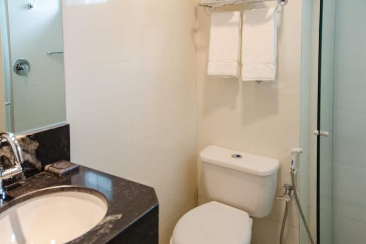 shower, free toiletries, towels