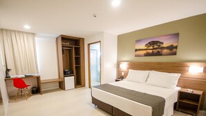 A hotel room with a bed, bedside tables, a desk, a chair, and a wardrobe. - Bristol Umarizal Belem (Belém)