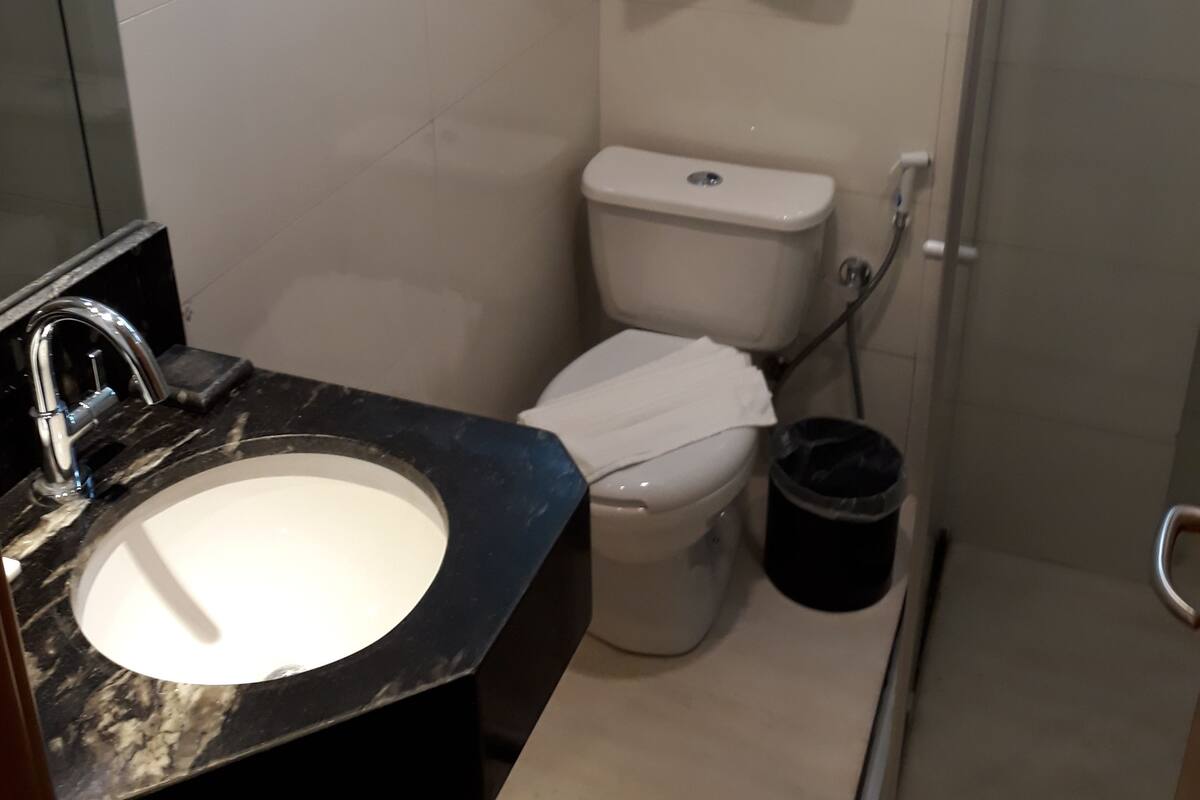 superior room (twin) | bathroom | shower, free toiletries, towels