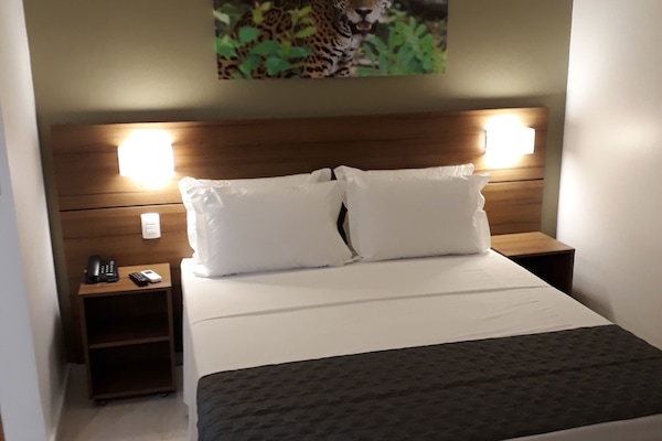 Habitación doble superior | Minibar, caja fuerte, escritorio y cortinas opacas