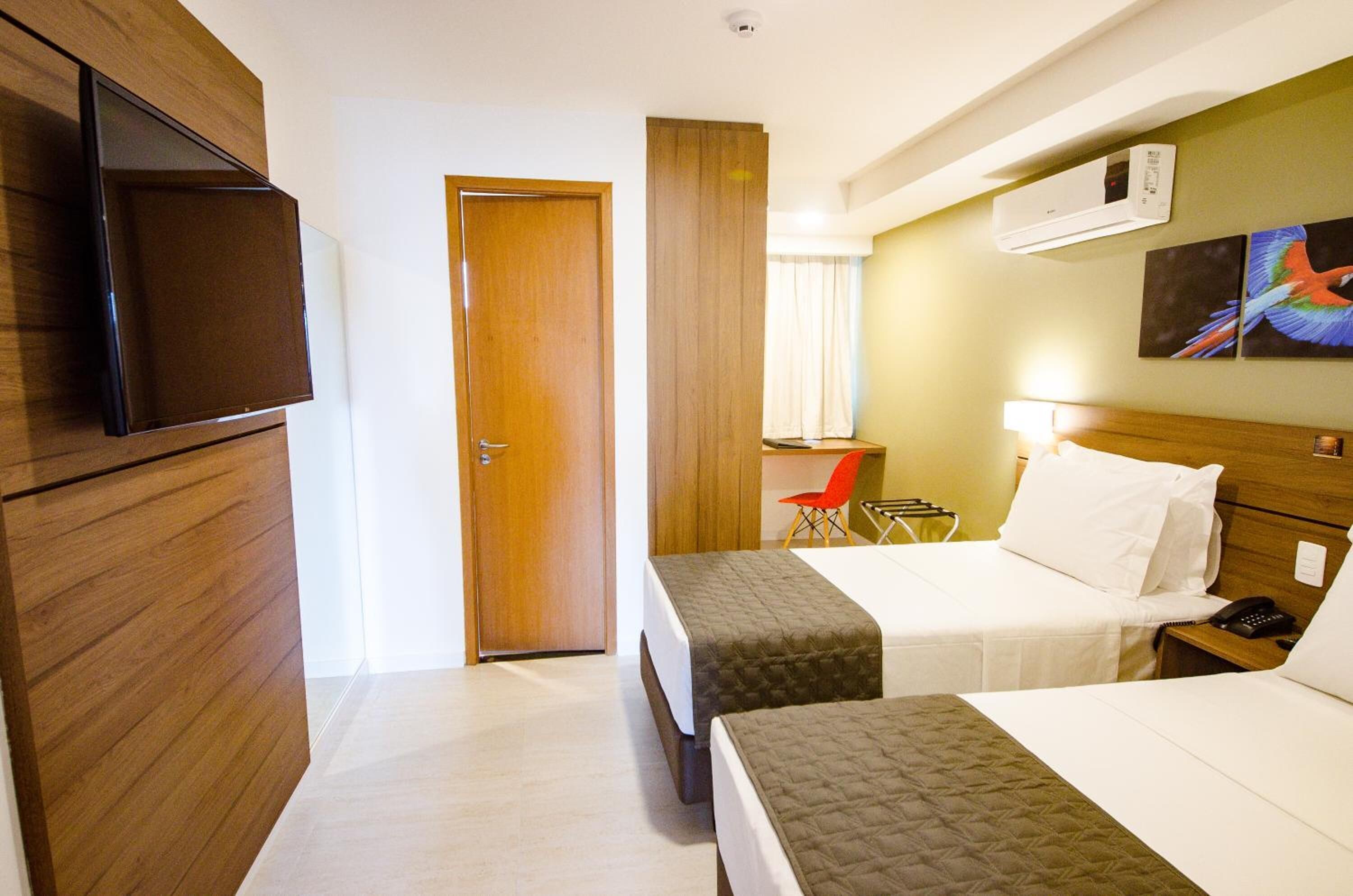 Minibar, caja de seguridad en la habitación y escritorio 