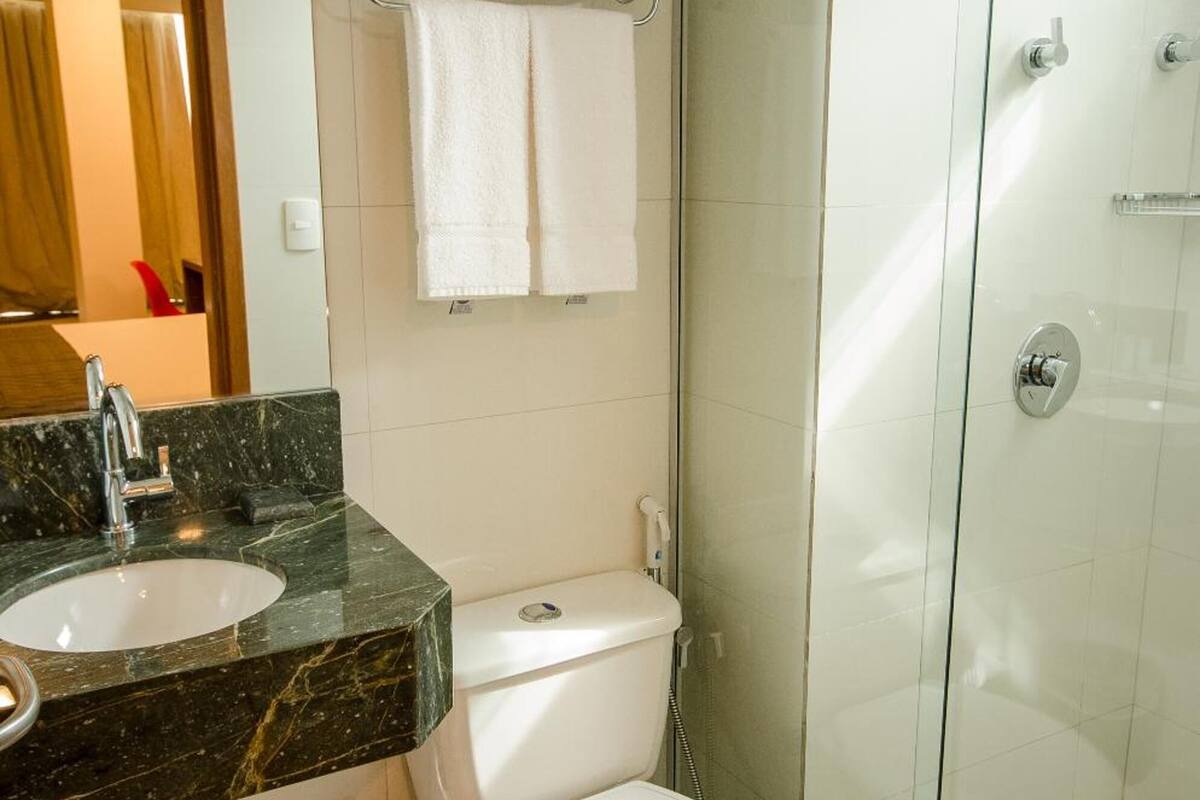 shower, free toiletries, towels