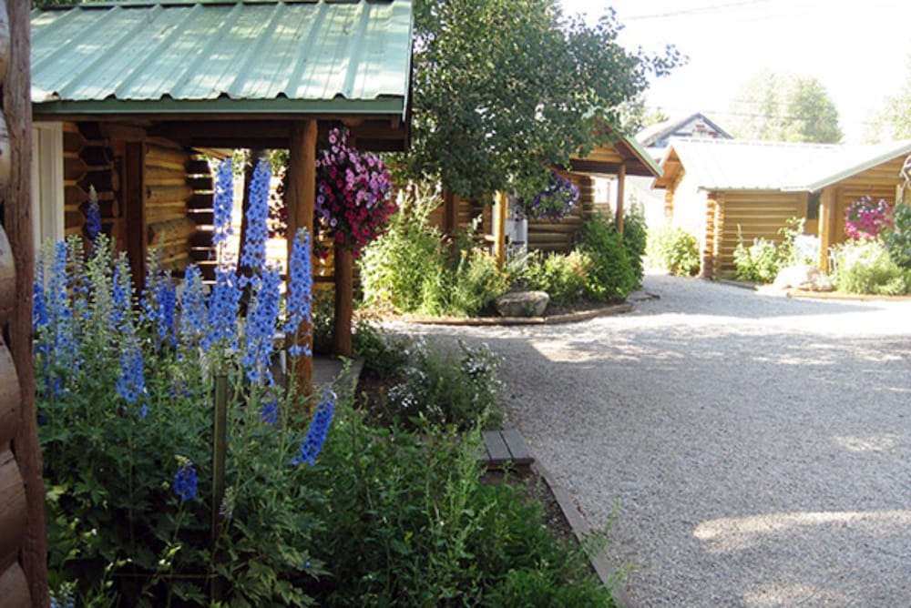 Log Cabin Motel by null