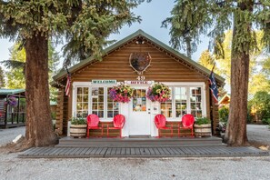 Reception - Log Cabin Motel (Pinedale)