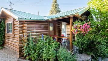 Signature Cottage, Kitchen, Courtyard Area | Terrace/patio
