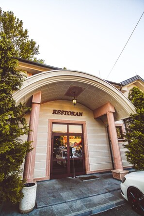 تفاصيل الفندق من الخارج