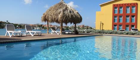 Piscine extérieure, chaises longues