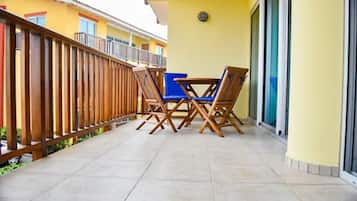 Deluxe-Apartment, 2 Schlafzimmer, eingeschränkter Meerblick | Balkon