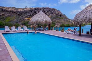 Outdoor pool, pool loungers - Palapa Beach Resort (Jan Thiel)