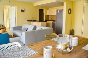 Deluxe Condo, 2 Bedrooms, Partial Ocean View | Private kitchen