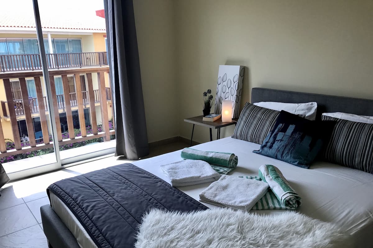 Vila, 3 quartos, vista para a marina | Cofres nos quartos, ferros/tábuas de passar roupa, Wi-Fi de cortesia