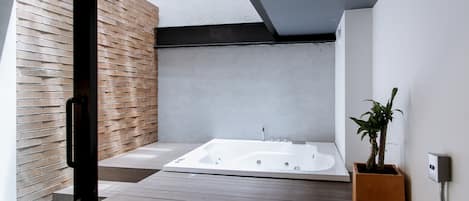 Loft (Jacuzzi) | 1 chambre, minibar, bureau, fer et planche à repasser