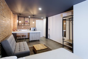 1 habitación, minibar, escritorio y tabla de planchar con plancha