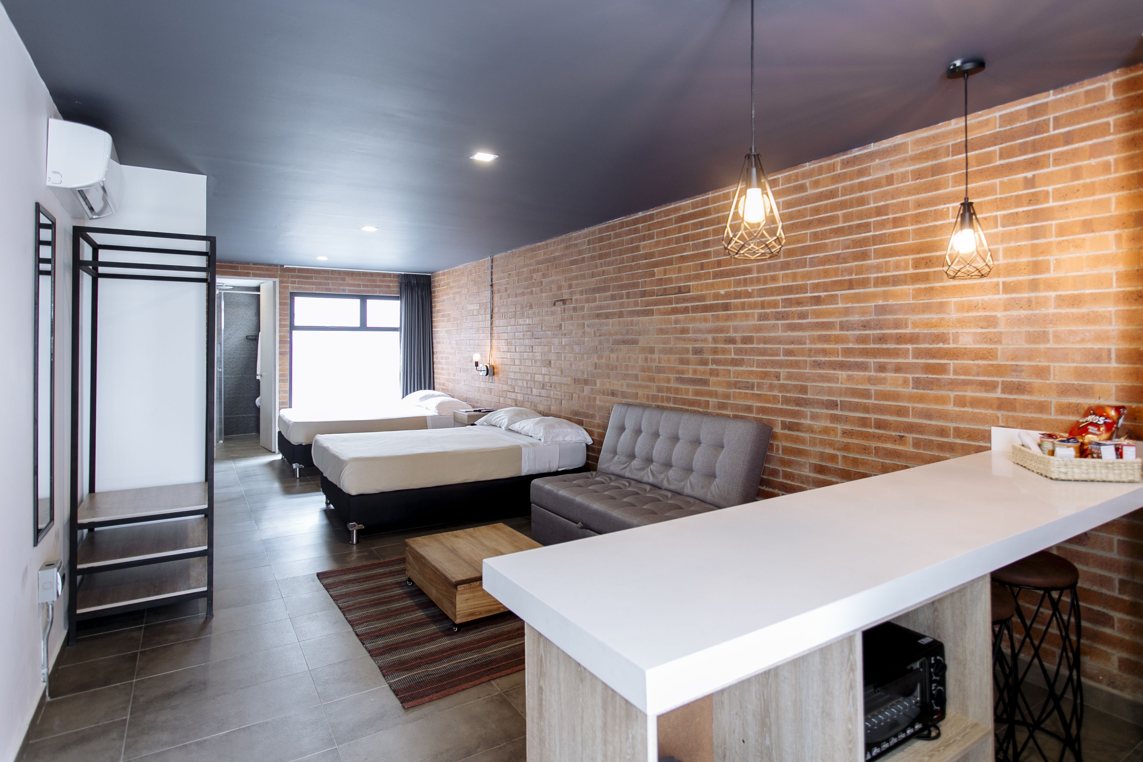 1 chambre, minibar, bureau, fer et planche à repasser