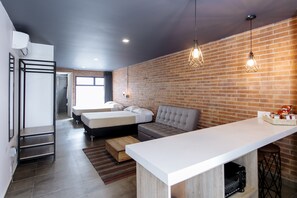 1 habitación, minibar, escritorio y tabla de planchar con plancha