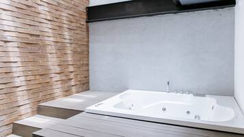 Apartment Loft, Jacuzzi | 1 camera, minibar, una scrivania, ferro/asse da stiro