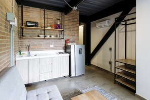 Apartamento, balcón, vistas a la ciudad (Provenza) | 1 dormitorio, minibar, escritorio y tabla de planchar con plancha