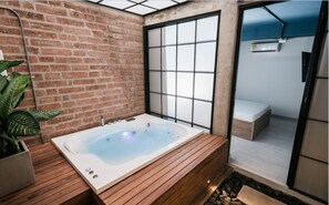 Deluxe Apartment, 1 Bedroom (Jacuzzi ) | 1 bedroom, minibar, desk, iron/ironing board - Soy Local Provenza (Medellín)