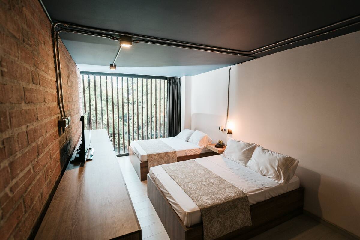 1 habitación, minibar, escritorio y tabla de planchar con plancha 