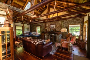 Classic Bungalow, 2 Queen Beds, Ocean View, Sea Facing | Living area