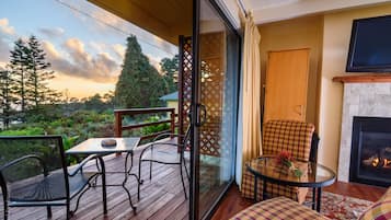 Standard Room, 1 Queen Bed | Balcony