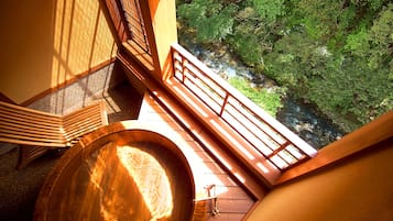 Habitación tradicional, para no fumadores, vista a la montaña | Baño | Tina y regadera independientes y tina con aguas termales