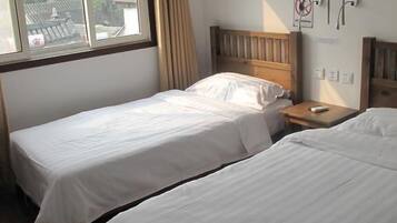 Habitación con 2 camas individuales | Escritorio y wifi gratis