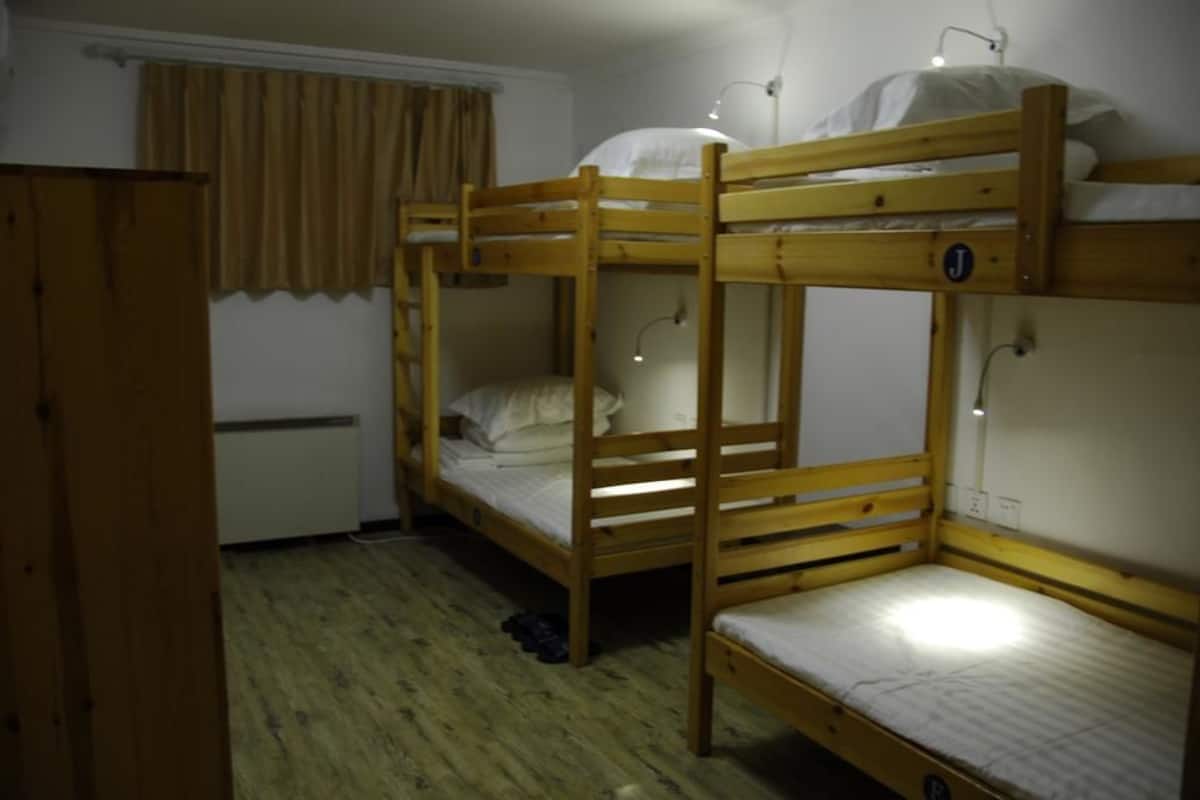 Shared Dormitory | Meja, Wi-fi percuma