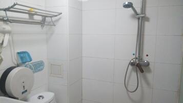 Habitación doble | Baño | Ducha y toallas
