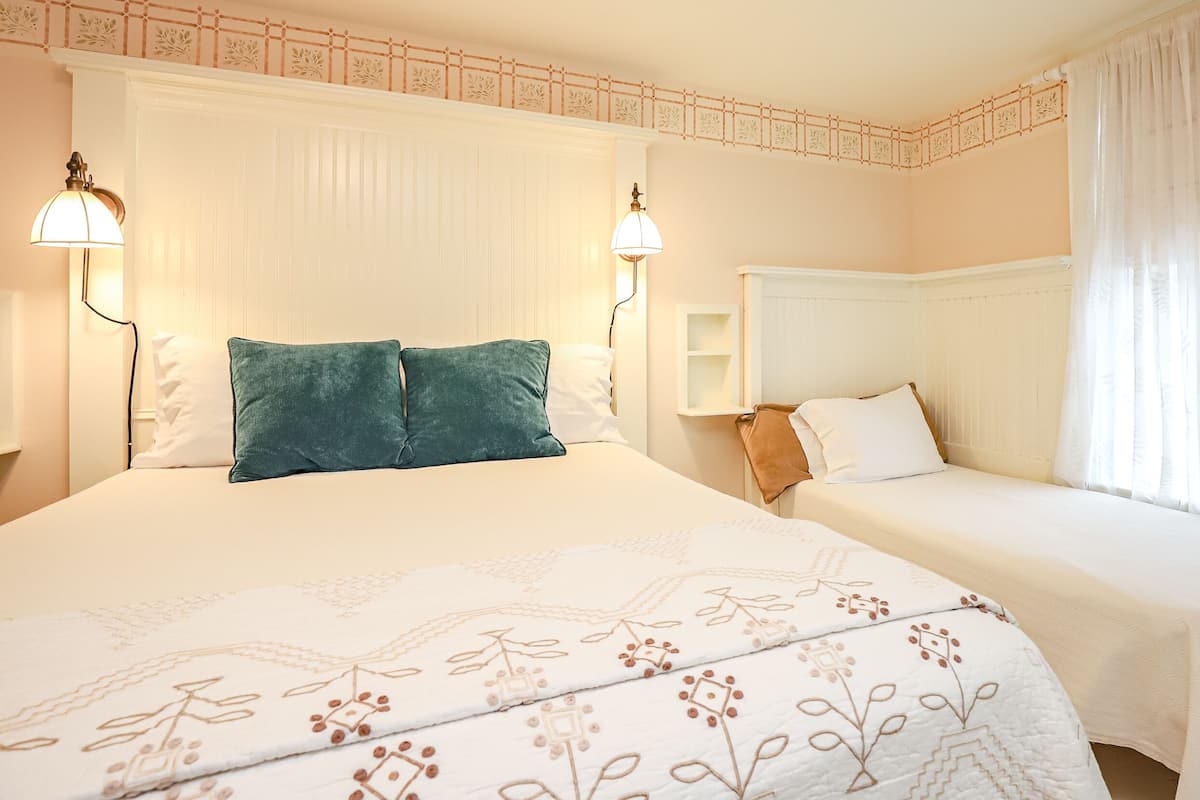 Chambre Triple Supérieure, salle de bains attenante (Queen/Twin Combination)