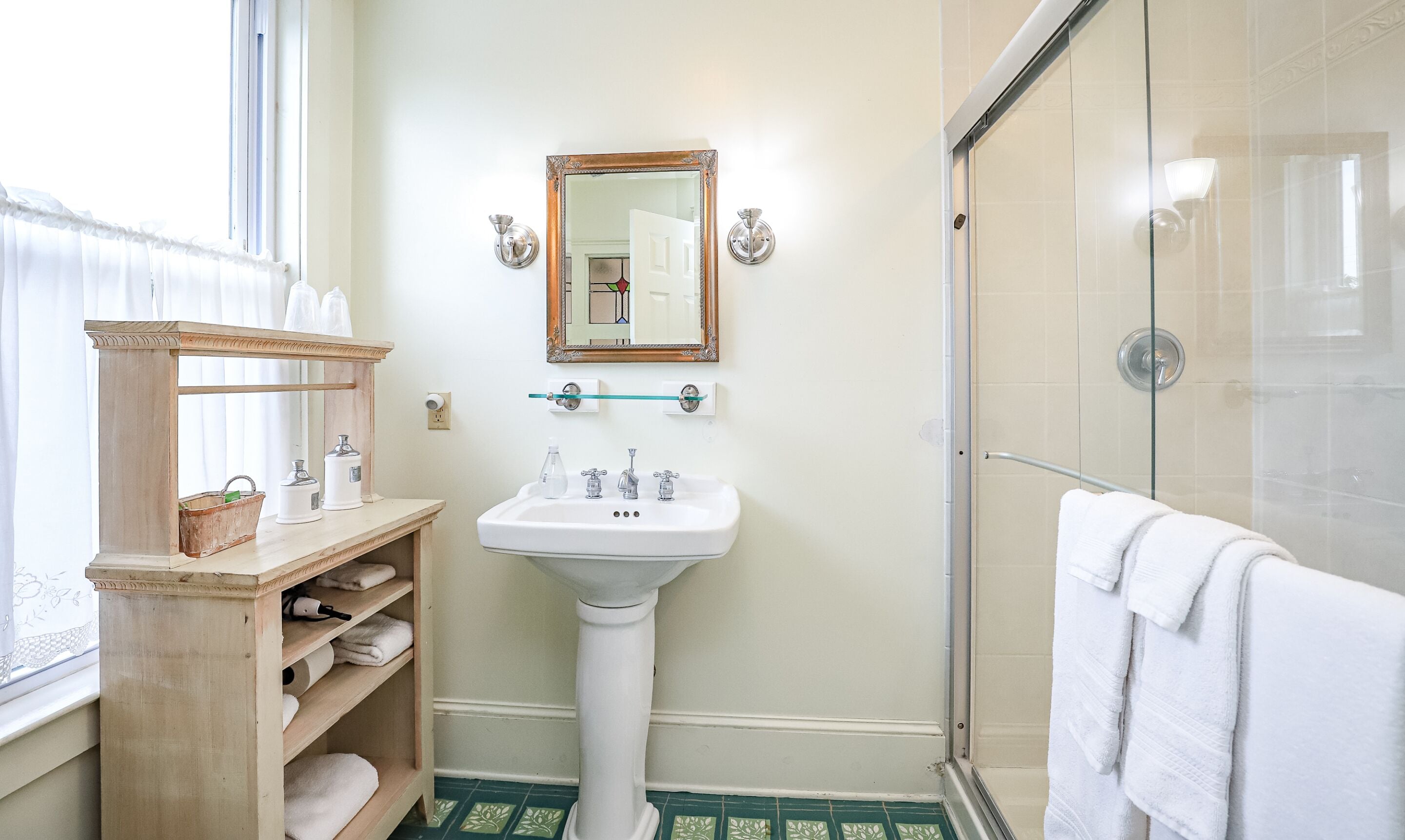 superior triple room, ensuite (queen/twin combination) | bathroom
