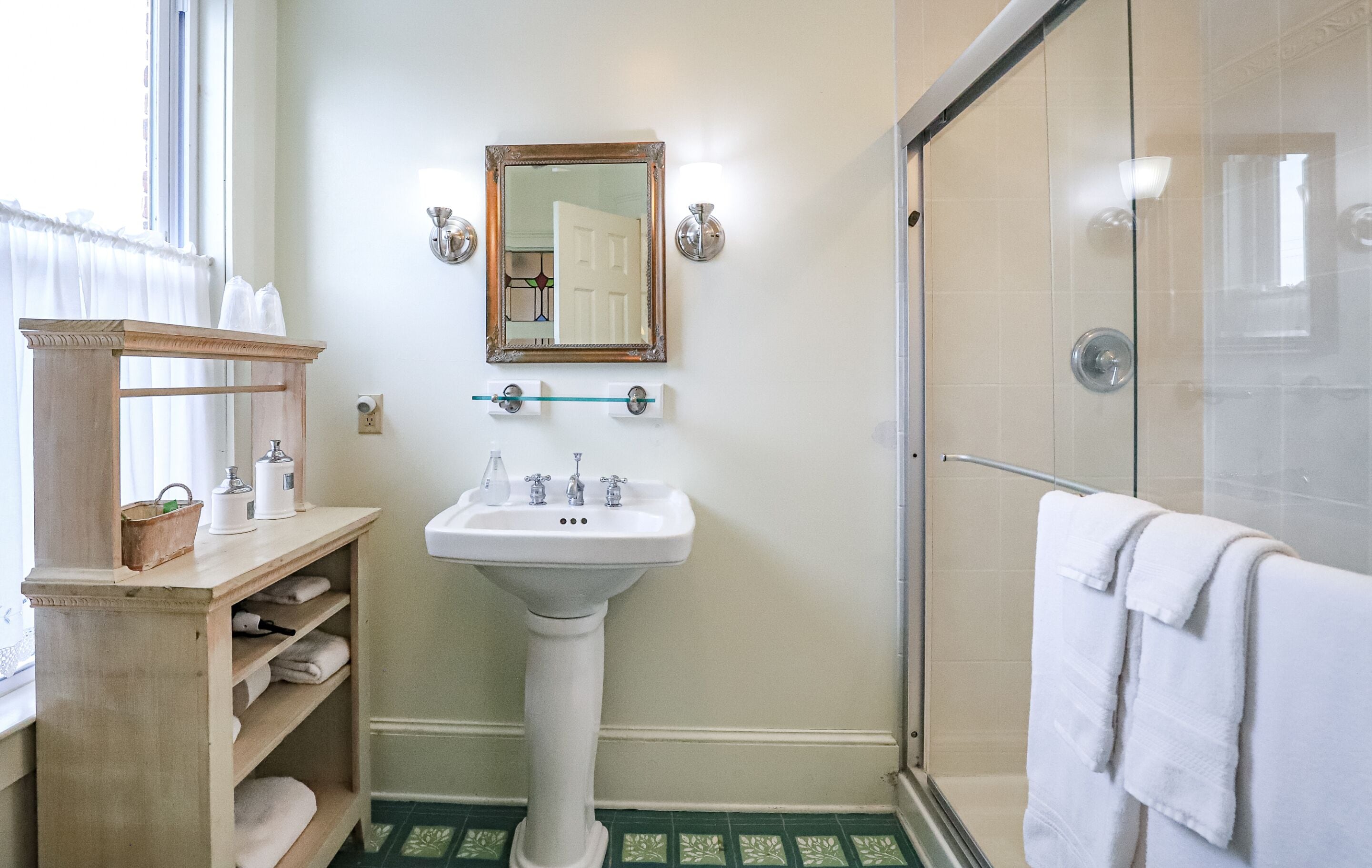 superior triple room, ensuite (queen/twin combination) | bathroom
