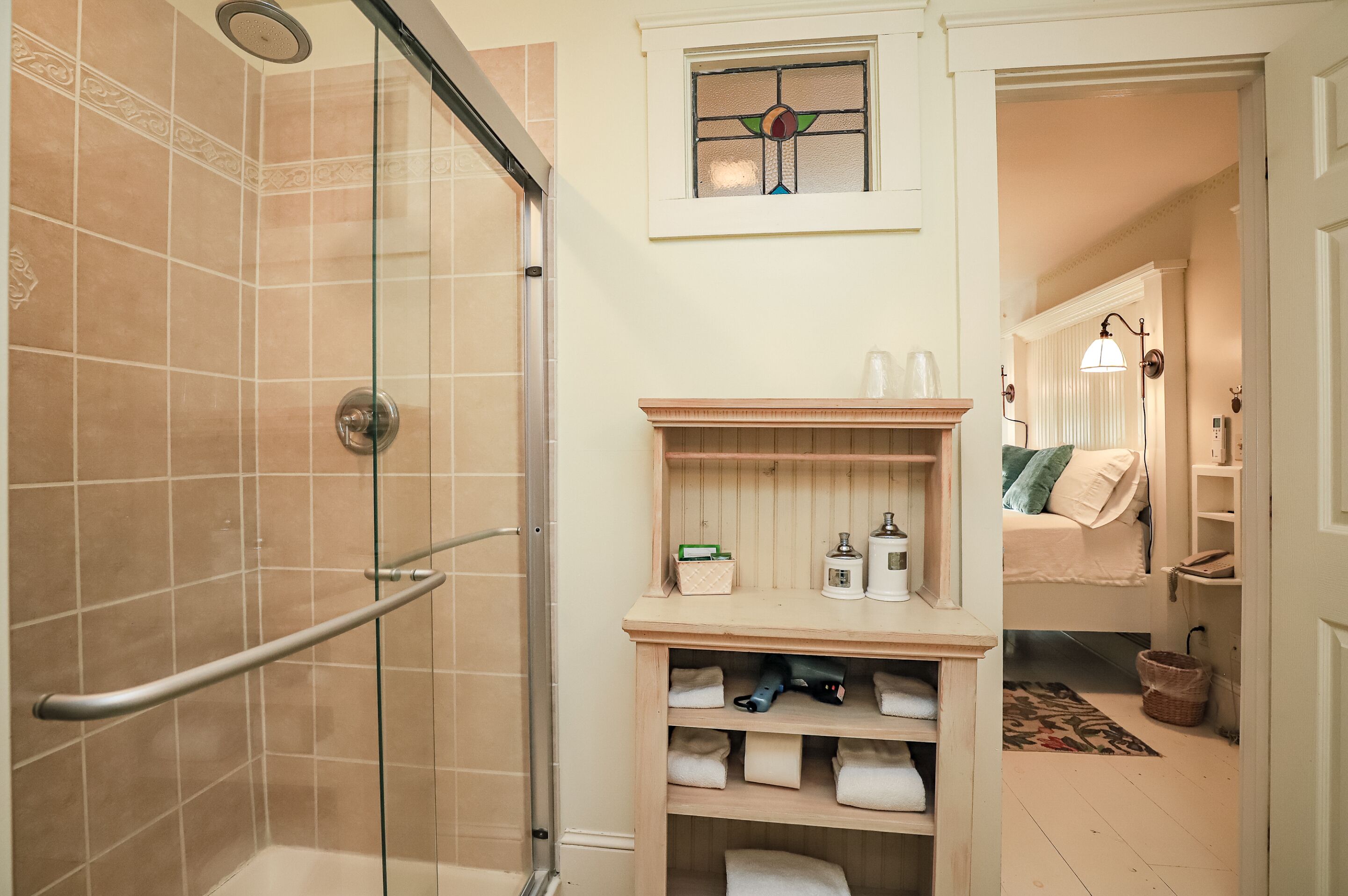 standard double room, ensuite (standard queen) | bathroom
