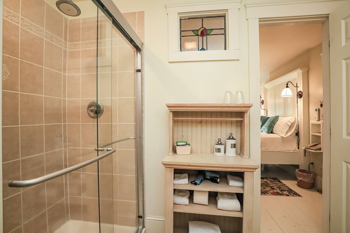 standard double room, ensuite (standard queen) | bathroom